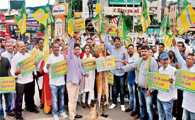 रांची : बंधु की गिरफ्तारी के खिलाफ सड़क पर उतरा झाविमो, पुतला फूंका गया