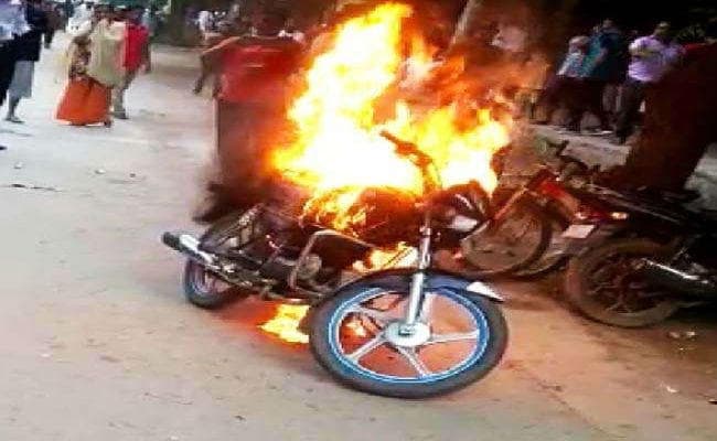 दिल्लीः चालान काटने से आया इतना गुस्सा, शख्स ने बीच सड़क ही बाइक में लगा दी आग