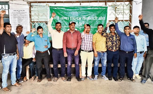 रांची : नगर निगम के कर्मचारी गये अनिश्चितकालीन हड़ताल पर