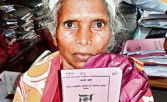 जमशेदपुर : मृत बता कर बंद किया राशन, वृद्धा पहुंची डीसी ऑफिस, कहा - हुजूर...देखिए, मैं जिंदा हूं