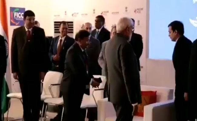 VIDEO: सादगी की मिसाल- रूस में PM मोदी ने किया सोफे पर बैठने से इनकार, वीडियो हो रहा है वायरल