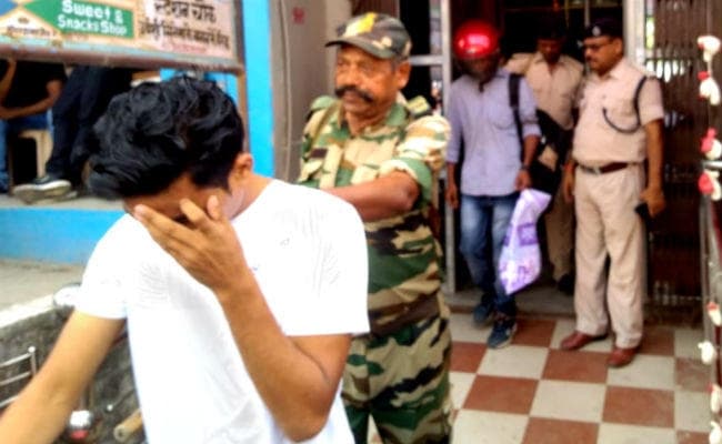 पश्चिम चंपारण : बेतिया के नारायणी होटल में पुलिस ने छापेमारी कर सेक्स रैकेट का किया भंडाफोड़