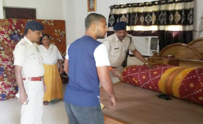 विवेका पहलवान और उसके गुर्गे के घर पुलिस ने की छापेमारी, पूरे घर को खंगाला, फिर...