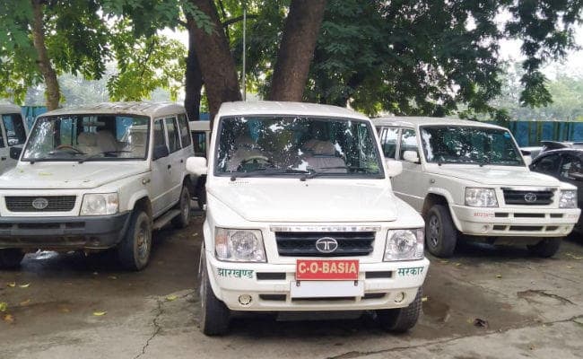 गुमला : नियमों को ताक पर पखकर चलाये जा रहे सरकारी वाहन, न नंबर प्‍लेट है, न इंश्योरेंस