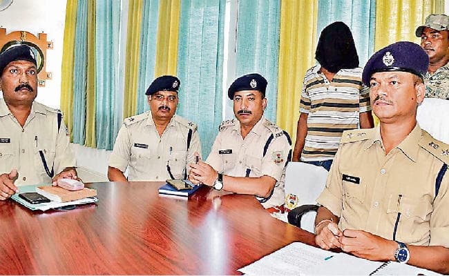 मेदिनीनगर : एक लाख का इनामी माओवादी देववंश यादव कमड़े से गिरफ्तार