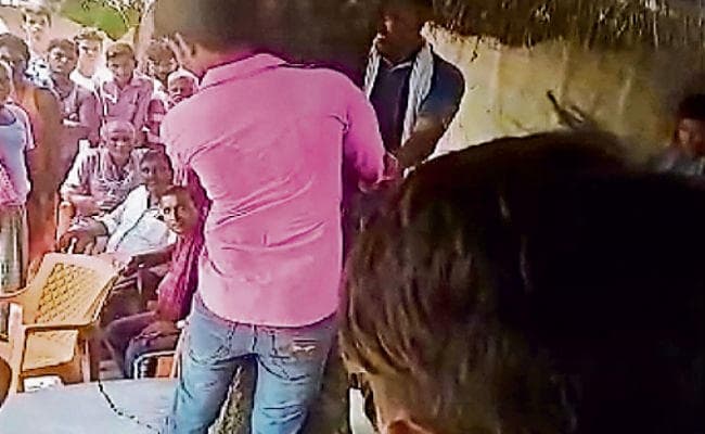 पचं : पंचायत के फरमान पर युवक और महिला को बांधकर पीटा, सरपंच समेत दो धराये