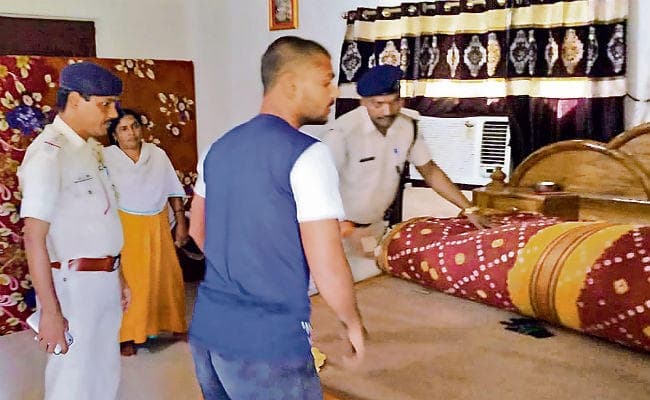 बाढ़ : विवेका पहलवान के तीन ठिकानों पर छापेमारी