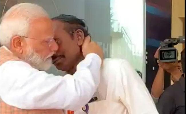 छलके ISRO प्रमुख के आंसू तो पीएम भी हुए भावुक, बोले- विज्ञान में कभी विफलता नहीं, इसमें केवल प्रयोग और प्रयास