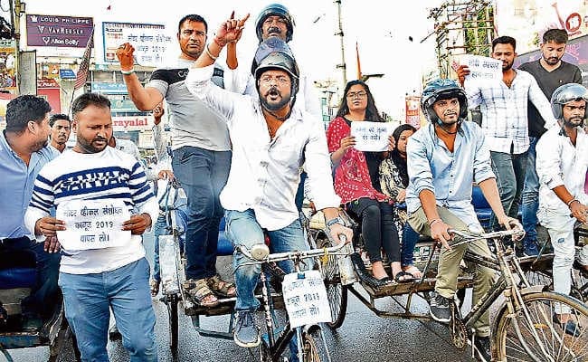 नये ट्रैफिक नियमों के विरुद्ध प्रदेश युवा कांग्रेस का प्रदर्शन, कहा- यह तुगलकी फरमान है