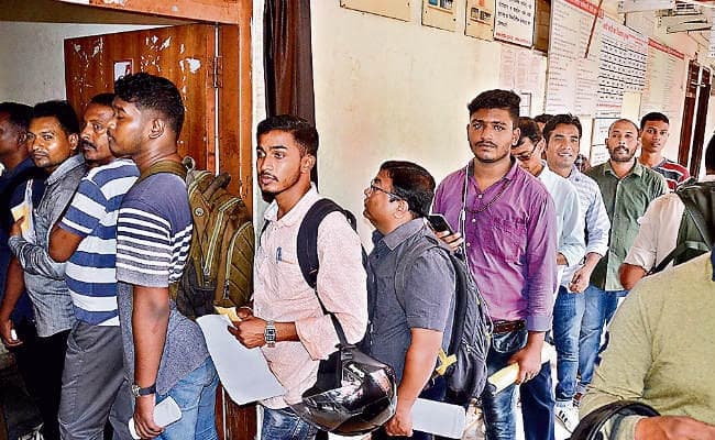 रांची : लोगों में दिख रहा जुर्माने का खौफ, पॉल्यूशन सर्टिफिकेट, डीएल और इंश्योरेंस के लिए भीड़