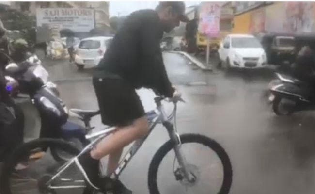 VIDEO: बारिश में साइकिल लेकर निकले सलमान खान, यूजर्स बोले- चालान से बच गये भाई!