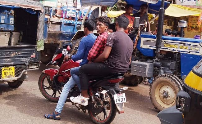 गुमला में नहीं सुधर रहे लोग, बिना हेलमेट पहने चला रहे बाइक