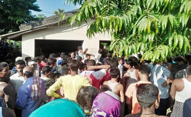 बच्चा चोर के शक में महिलाओं को बनाया बंधक, पुलिस पर पथराव