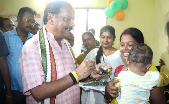 सिंहभूम समेत पूरे राज्य की गर्भवती महिलाओं का निबंधन सुनिश्चित करें : रघुवर दास