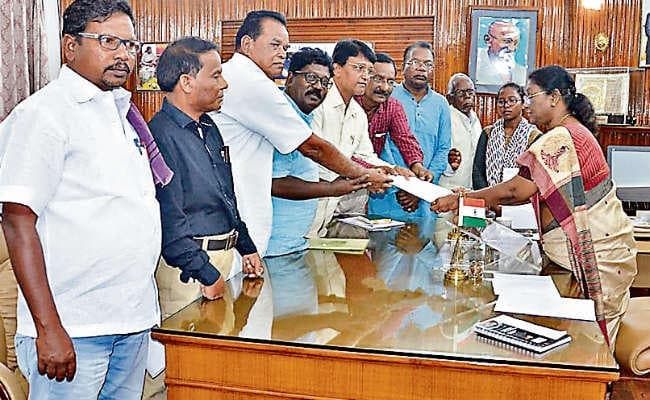 जनजातीय संगठनों ने राज्यपाल को सौंपा ज्ञापन, कहा- राज्य में पांचवीं अनुसूची पूरी तरह लागू हो