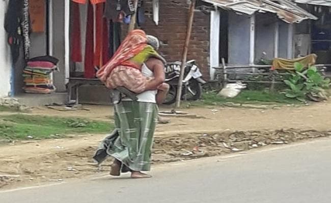 गरीबी व कलह से परेशान होकर भी नहीं छोड़ा साथ, वृद्ध बीमार मां के लिए पुत्र बना श्रवण