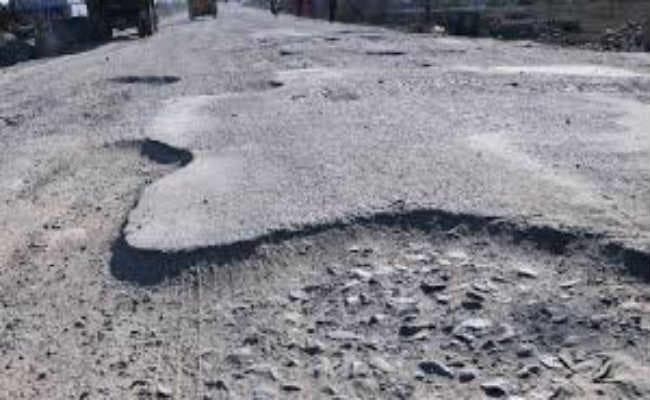 रिंग रोड के अप्रोच रोड में बड़े-बड़े गड्ढे, हो रहे हादसे