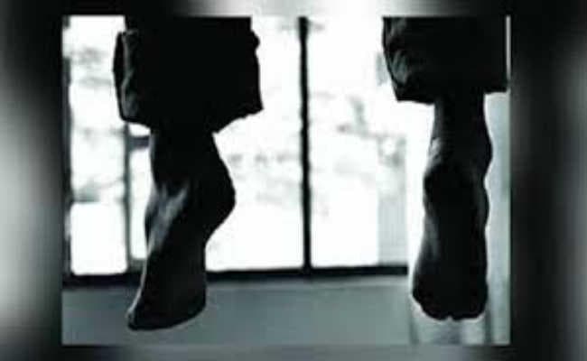 जहां दफन की गयी थी तीन साल की बेटी, वहीं आरोपित पिता ने दे दी जान, पटक कर मारने का था आरोप