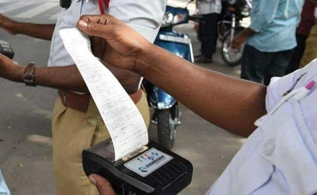 सड़क पर बाइक खड़ी होने पर सामने के दुकानदार को भरना होगा जुर्माना, जानें पूरा मामला