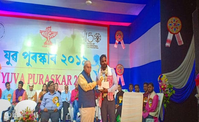 युवा साहित्य अकादमी पुरस्कार से सम्मानित किये गये झारखंड के युवा कवि अनुज लुगुन