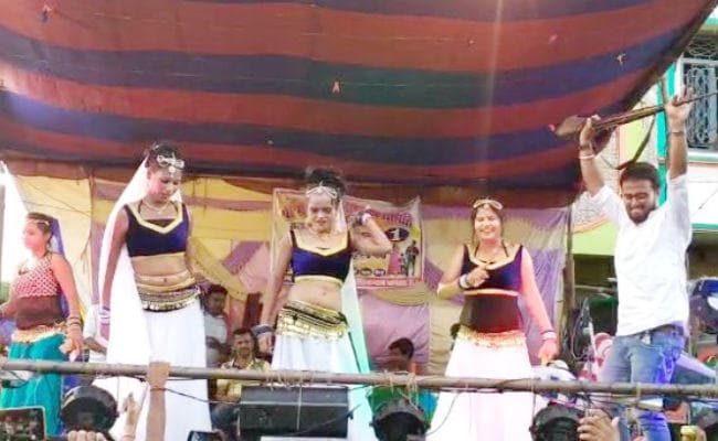 गोपालगंज : महावीरी अखाड़ा में राइफल लहराते युवक का नर्तकियों के साथ नृत्य करते वीडियो वायरल