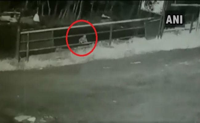 OMG : केरल में तेज रफ्तार कार से सड़क पर गिर गयी एक साल की बच्ची, किस्मत से बच गयी जान; देखें VIDEO