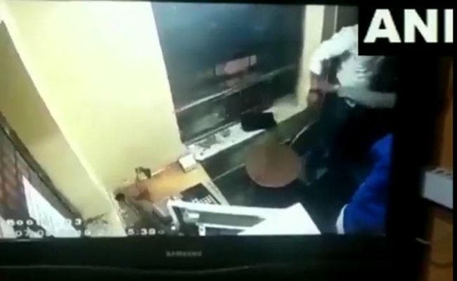 टोल बूथ पर पैसा मांगने के बाद भड़के सरपंच पति ने कर दी कर्मचारी की पिटाई, VIDEO वायरल