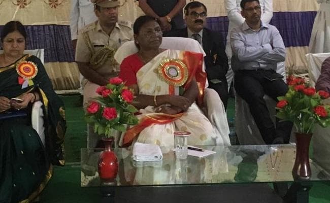 धूमधाम से मना करमा का महापर्व, राज्यपाल ने कहा-विश्वविद्यालय गांवों को गोद लेकर अंधविश्वास खत्म करे