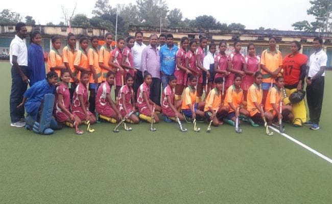 मंगलवार को एसएस बालिका व संत अन्ना लचड़ागढ़ के बीच मेजर ध्यानचंद हॉकी टूर्नामेंट का फाइनल