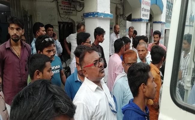 सीवान में अपराधियों ने राजस्व कर्मचारी को गोली मार किया घायल