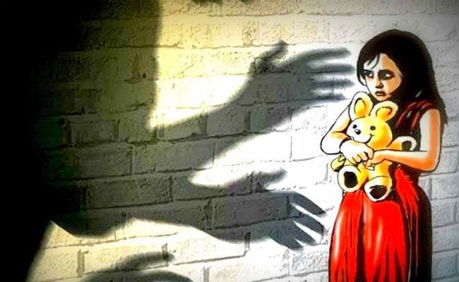 दाे शिक्षकों पर छात्राओं के साथ यौन उत्पीड़न का आरोप