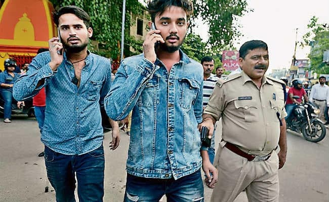 चालान कटने पर ट्रैफिक पुलिस से भिड़े दो युवक, जमकर हुई हाथापाई