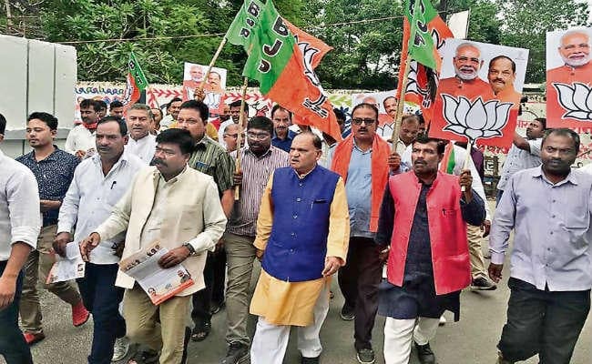 लोगों से बोले मंत्री : फिर से बनायें रघुवर सरकार