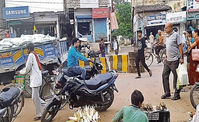 नया ट्रैिफक नियम : शहरों में तो कड़ाई, गांवों में बरत रहे ढिलाई