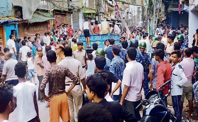 लापता दो युवकों के शव खेत में मिले, परिजनों का फूटा गुस्सा