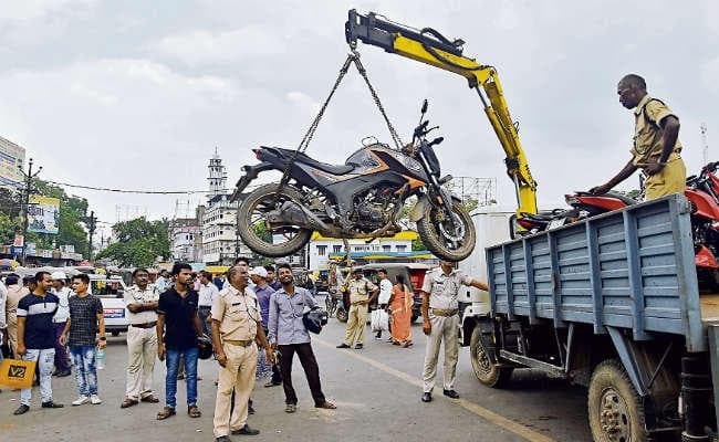 दिन भर वाहनों पर जुर्माना, चालान और हंगामा, 10 वाहनों पर 10 से 15 हजार तक जुर्माना