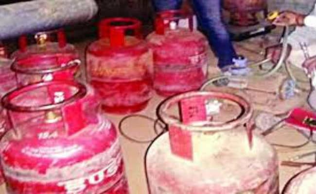 अवैध तरीके से गैस भरने के मामले में तीन गिरफ्तार