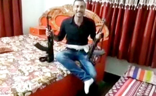 AK 47 लहराने का वायरल हुए वीडियो मामले में पुलिस ने दो लोगों को किया गिरफ्तार