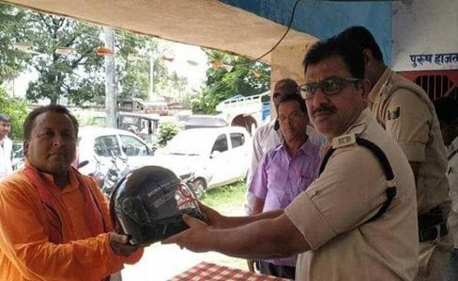 बिहार पुलिस की गांधीगीरी, हेलमेट व बीमा के बिना चलने पर भी चालान काटने की जगह दे रही गलती सुधारने का मौका