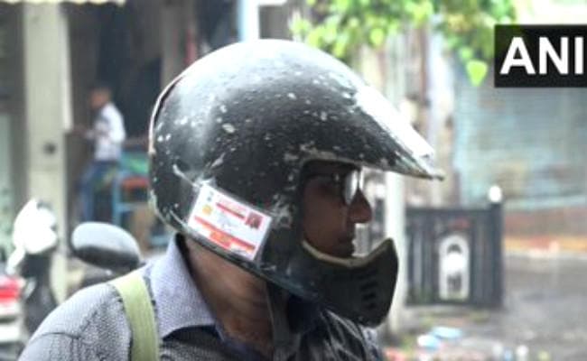 चालान का डर, वडोदरा के इस शख्‍स ने हेलमेट पर चिपकाये सभी दस्‍तावेज