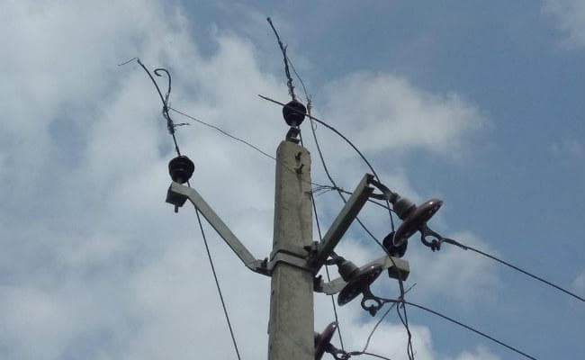 पलामू : विभाग ने घर के उपर से पार किया 11 हजार वोल्‍ट का तार, घर मालिक ने पोल गिराया, FIR