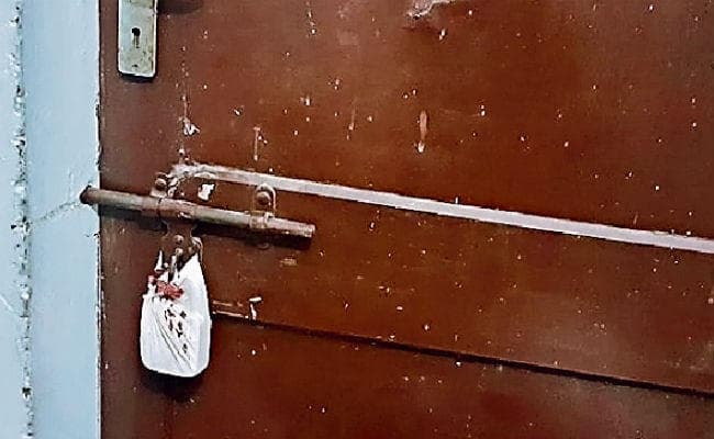 फ्लैट में चलती थी शराब व शबाब, मोबाइल नंबर से बना रखा था ऑनलाइन सेक्स पोर्टल व वेबसाइट