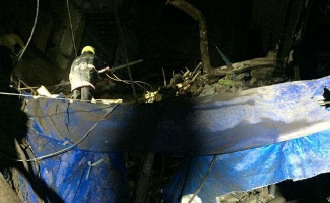मुंबई में तीन मंजिला इमारत गिरी, 17 लोगों को सुरक्षित बचाया गया