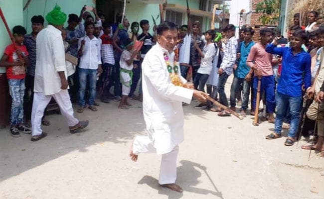 कलम छोड़ शिक्षा मंत्री ने थाम ली लाठी और तलवार, हैरत में पड़ गये लोग, शिक्षा मंत्री बोले...