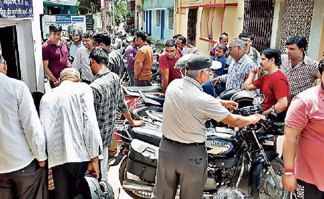 प्रदूषण प्रमाण पत्र बनवाने के लिए सबसे ज्यादा मारामारी, सुबह 6:00 बजे से नंबर लगा रहे लोग