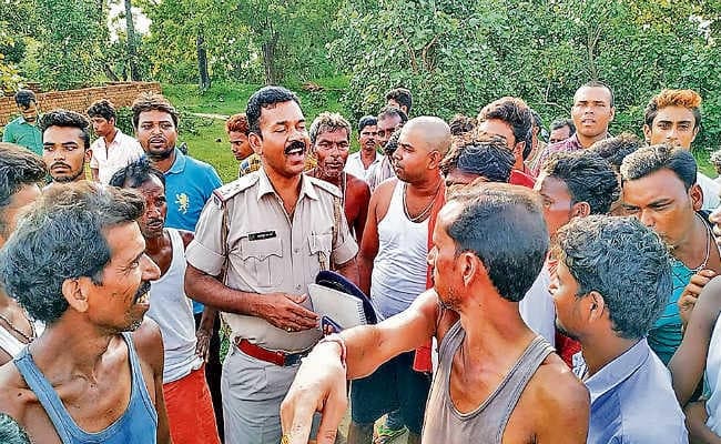 थम नहीं रहा है अफवाहों का दौर, शिकार हो रहे हैं निर्दोष