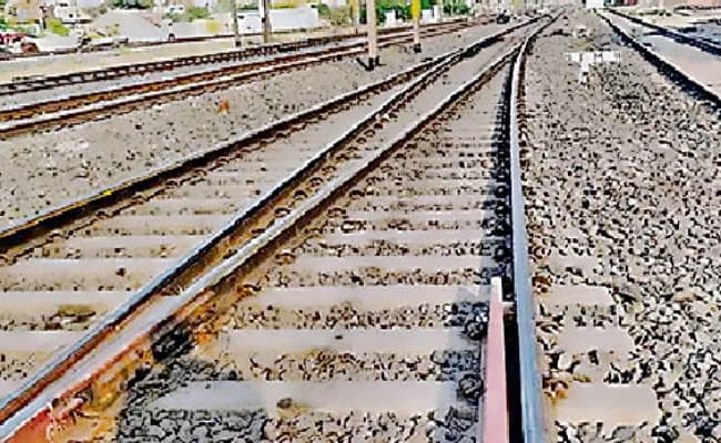 हाजीपुर-सुगौली सहित नौ रेल मार्गों में 10 सालों से फंसा है जमीन का पेच