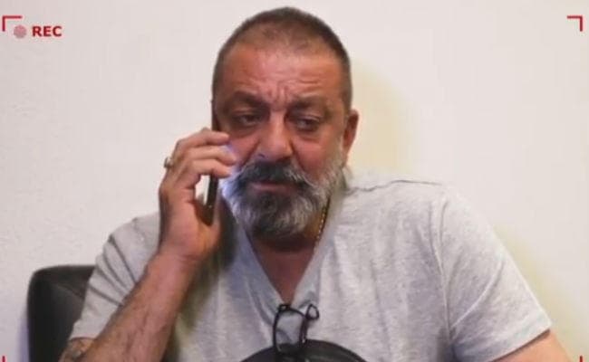 संजय दत्‍त ''पूजा'' नाम की लड़की से कर रहे थे बात, कैमरा देख गुस्‍से में बोले - बंद कर