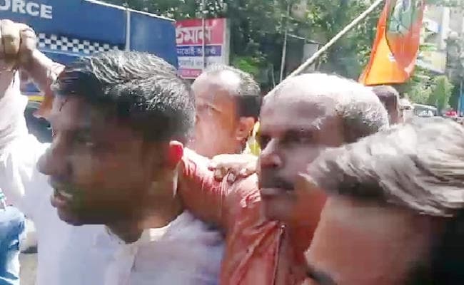 कोलकाता में बिजली शुल्क का विरोध कर रहे BJP कार्यकर्ताओं पर आंसू गैस के गोले और पानी की बौछार
