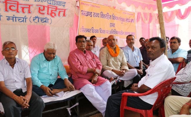 परिवार के साथ भूख हड़ताल को मजबूर झारखंड के वित्तरहित शिक्षक